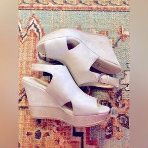👡CHINESE LAUNDRY Women’s Taupe Wedge Heel Sandals